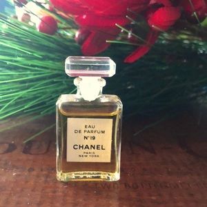Chanel No 19